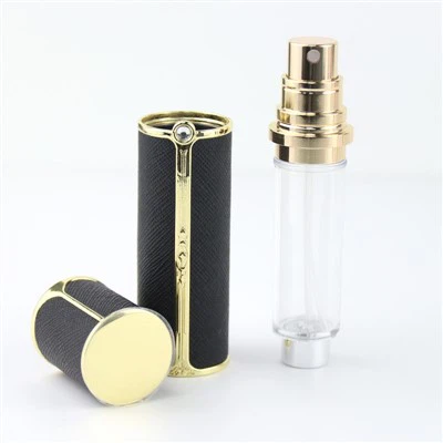 زجاجة عطر صغيرة